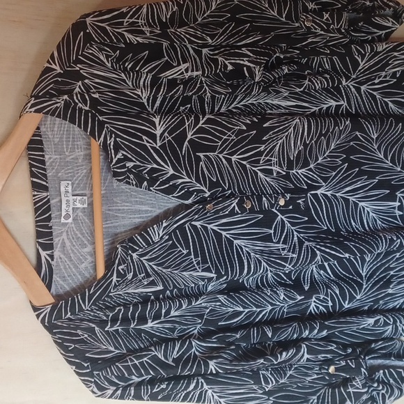 Kate Park Leaf Print V-Neck Top With Roll-Tab Sleeves Stretchy PXL - Picture 3 of 12
